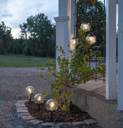 Foto av stämningsfull trädgård med solcellslampor