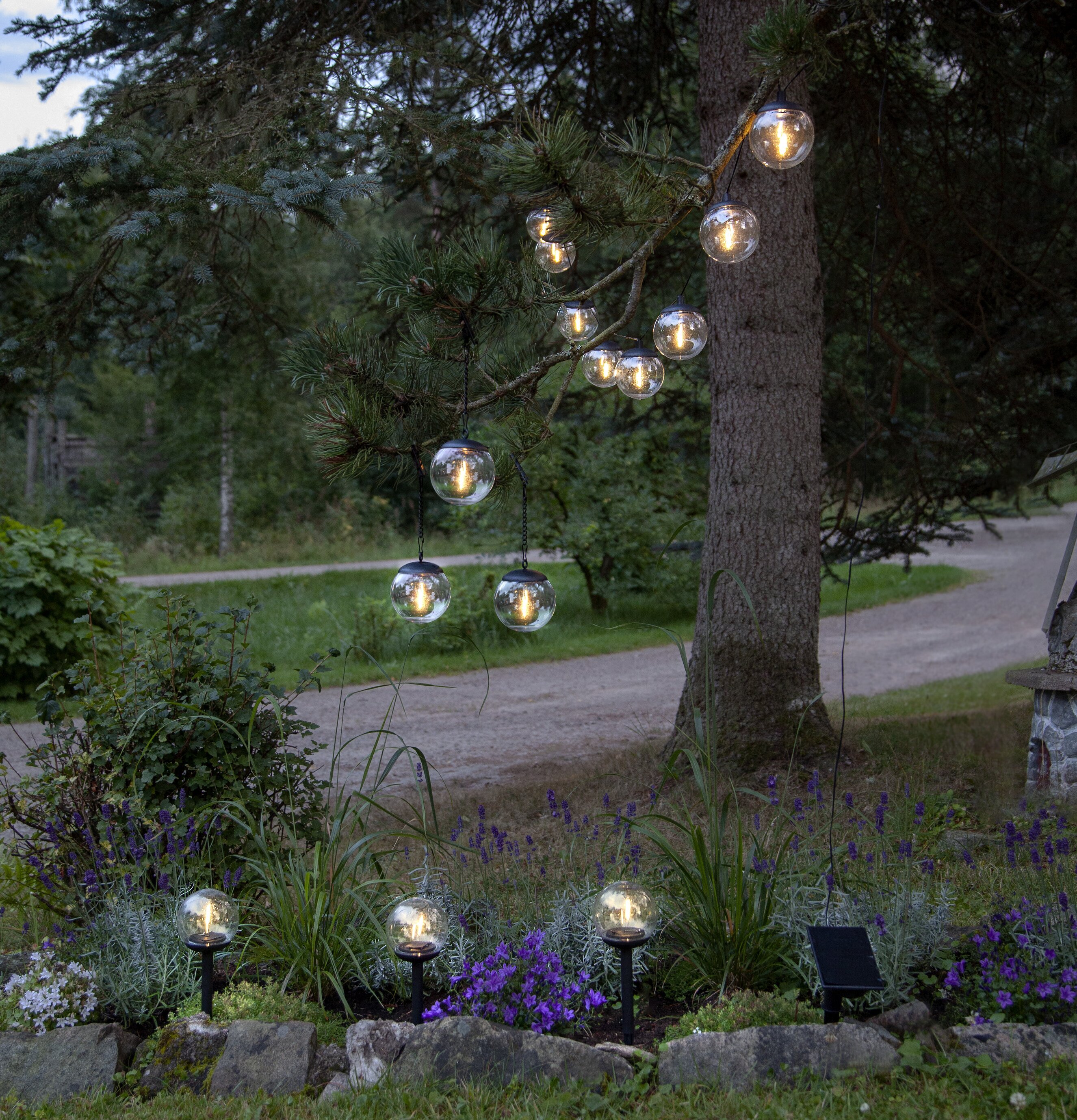 Solcellsdekoration Globe från Star Trading i trädgård