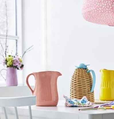Bild av färgglad och inbjudande interiör med kannor