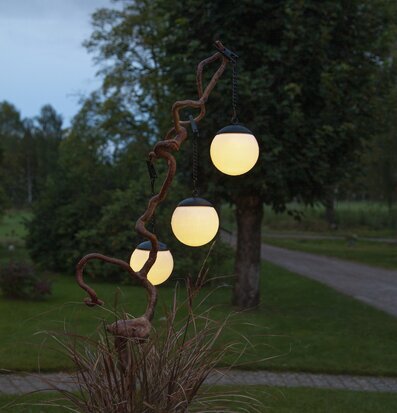 Bild av naturskön utomhusmiljö med solcellsdekoration