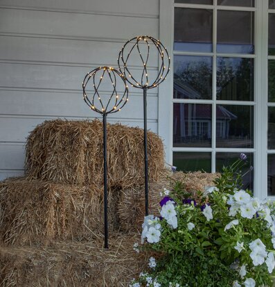 Bild av stilfullt utomhusarrangemang med sfärljus