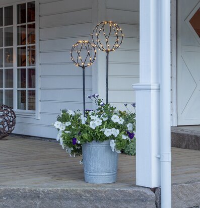 Bild av harmonisk veranda med sfäriska ljusdekorationer