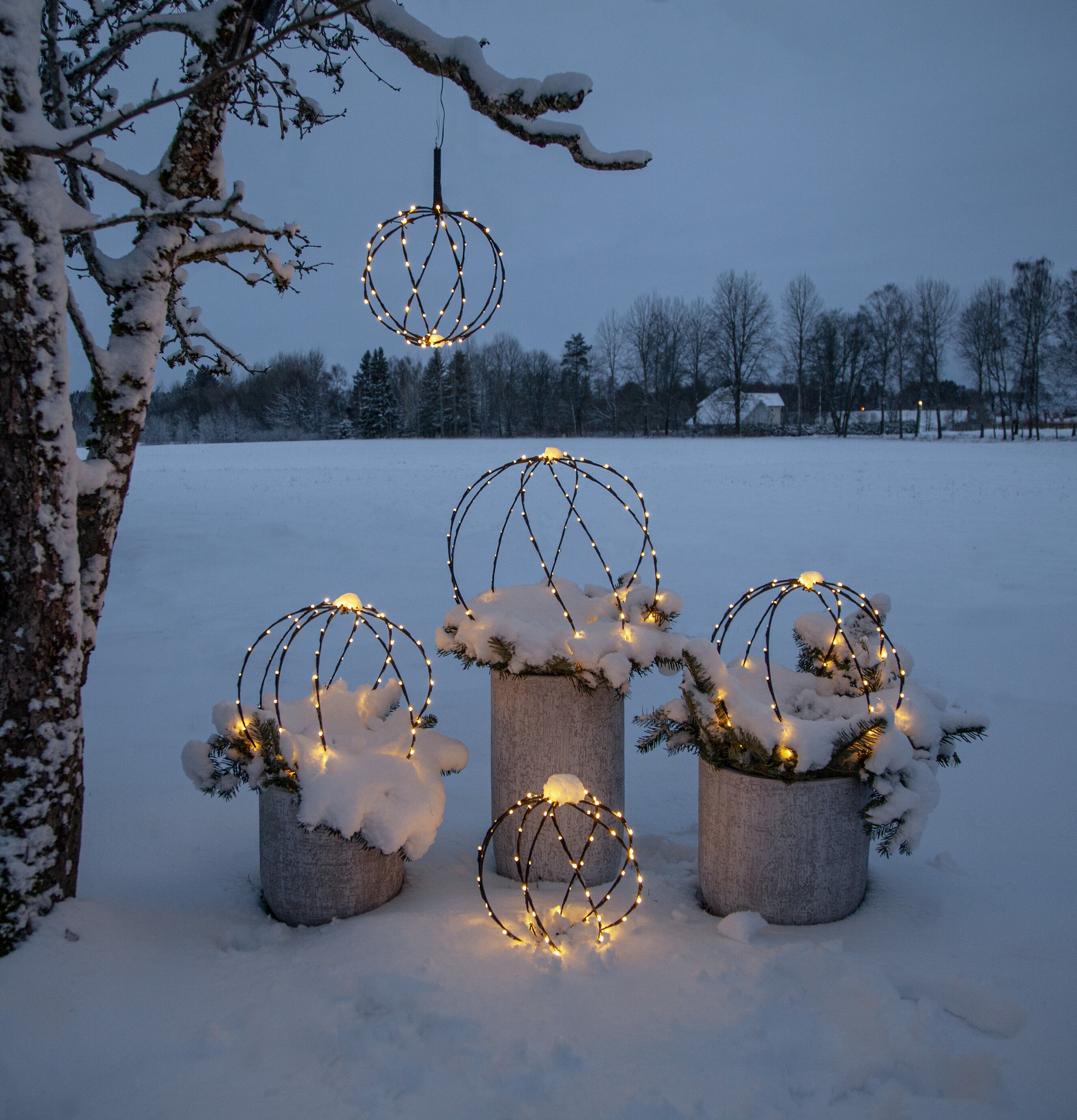 Foto av vinterlandskap med lysande sfärdekorationer