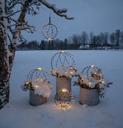 Foto av vinterlandskap med lysande sfärdekorationer
