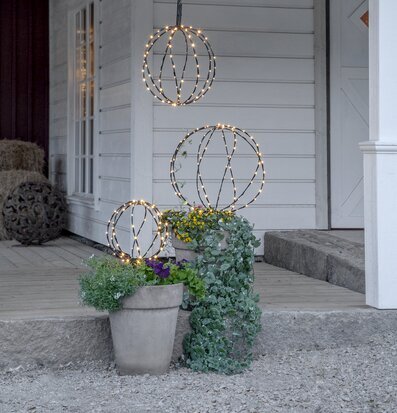 Bild av en veranda med lysande sfäriska dekorationer