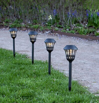 Bild av solcellsbelysning i harmonisk trädgårdsmiljö