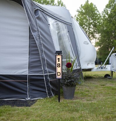 Bild av trivsam campingmiljö med solcellsbelysning