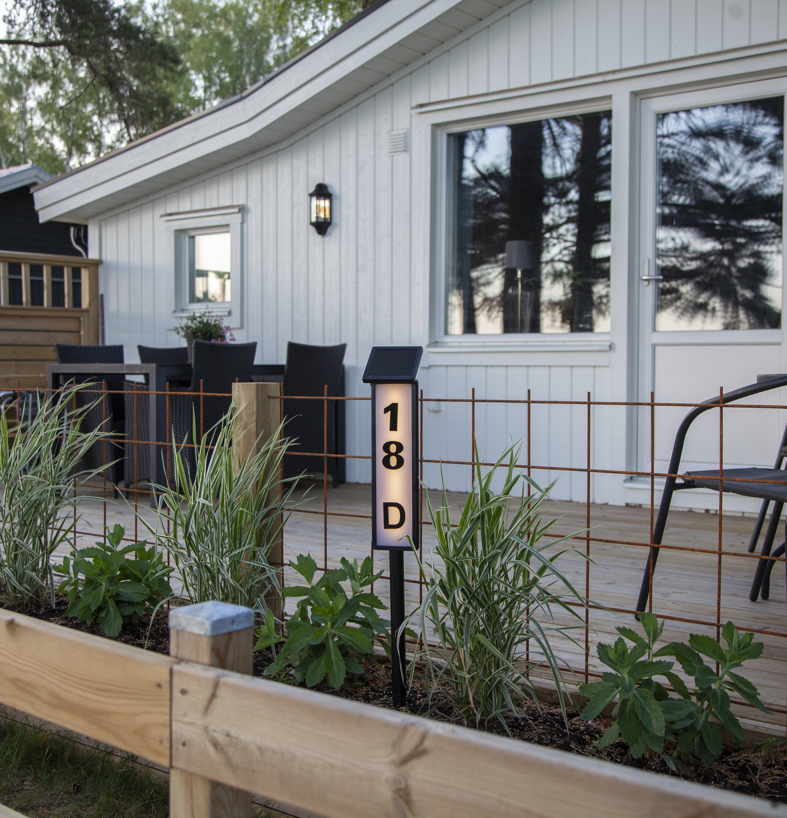 Solcellsbelysning Pathy från Star Trading i en trädgård