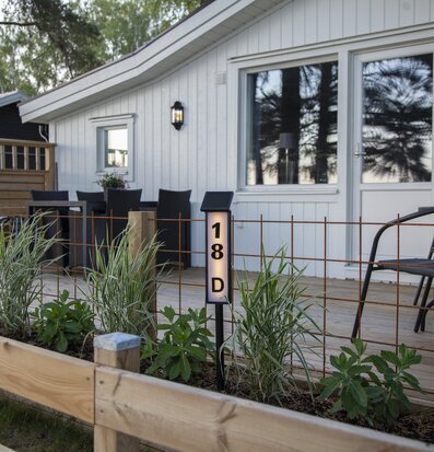 Bild av en modern uteplats med solcellsbelysning