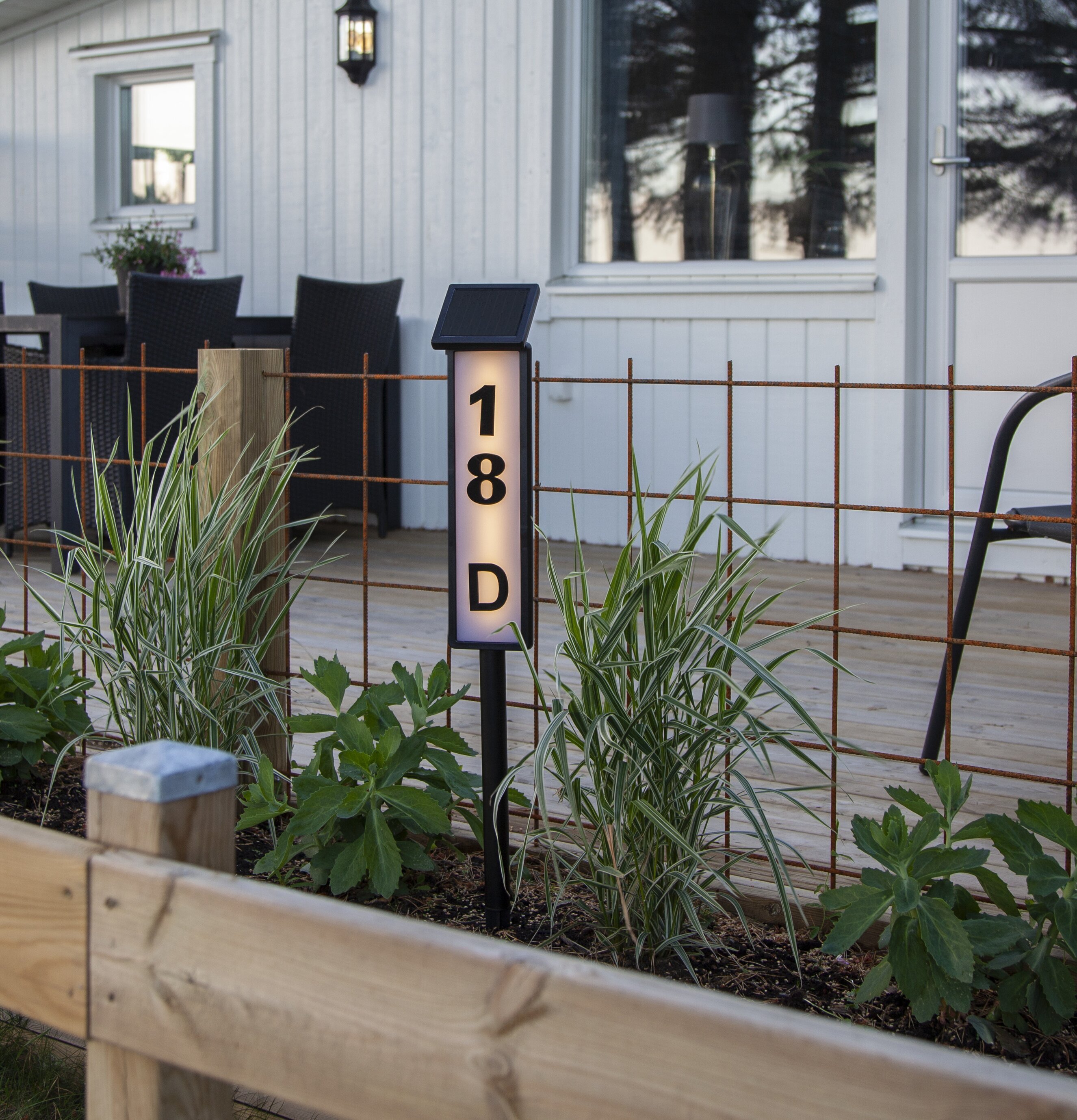 Solcellsbelysning Pathy från Star Trading i en trädgård