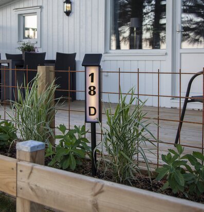 Bild av modern solcellsbelysning i trädgårdsmiljö