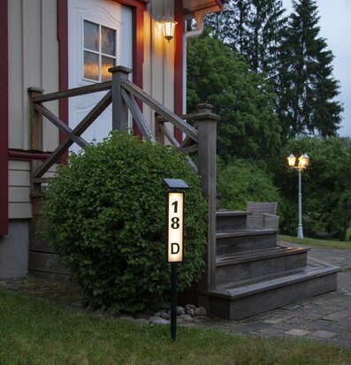 Bild av en charmig husentré med utomhusbelysning