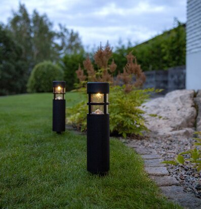 Bild av stilrena solcellsbelysningar i trädgård