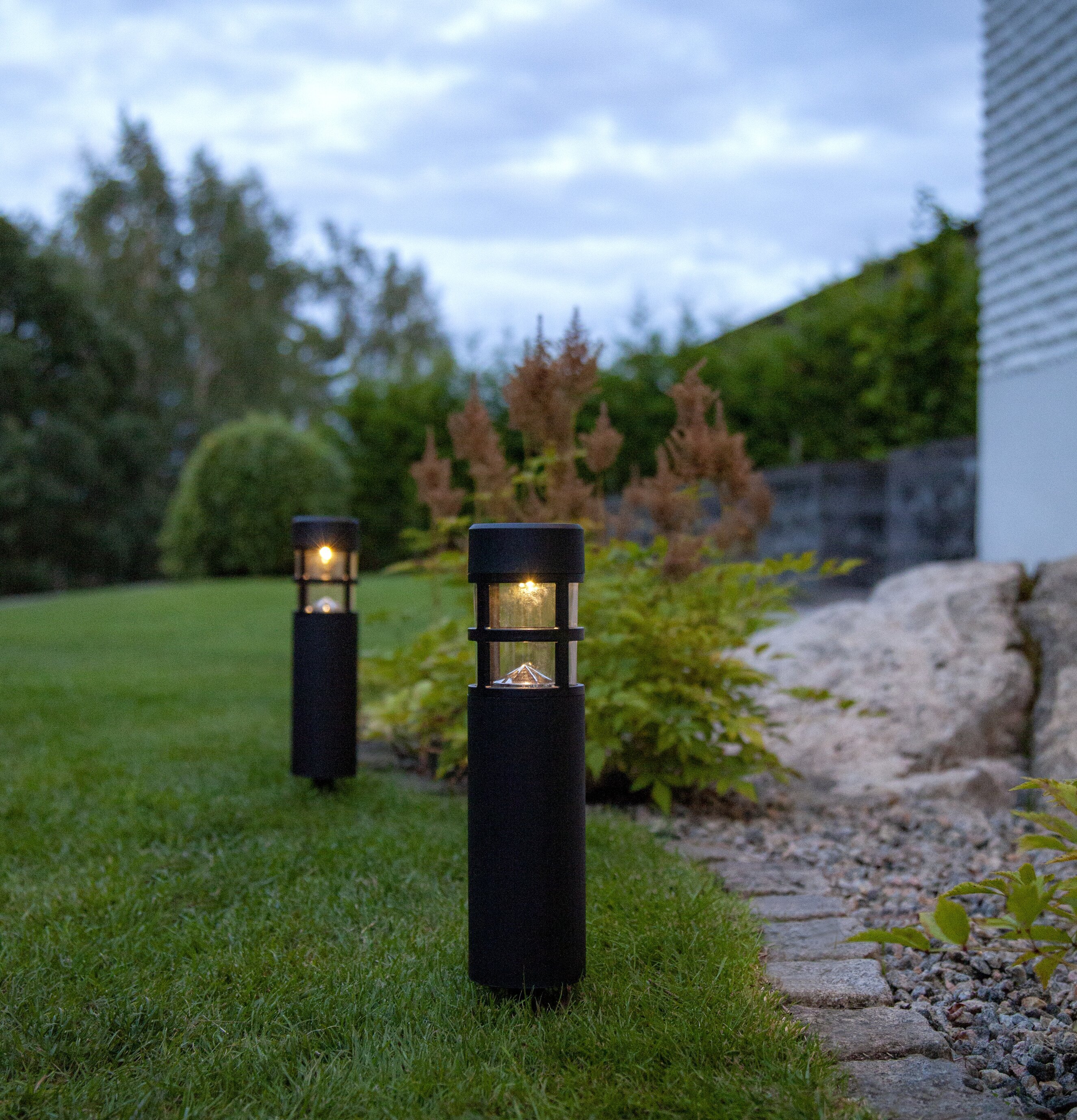 Foto av stilrena solcellsbelysningar i trädgård