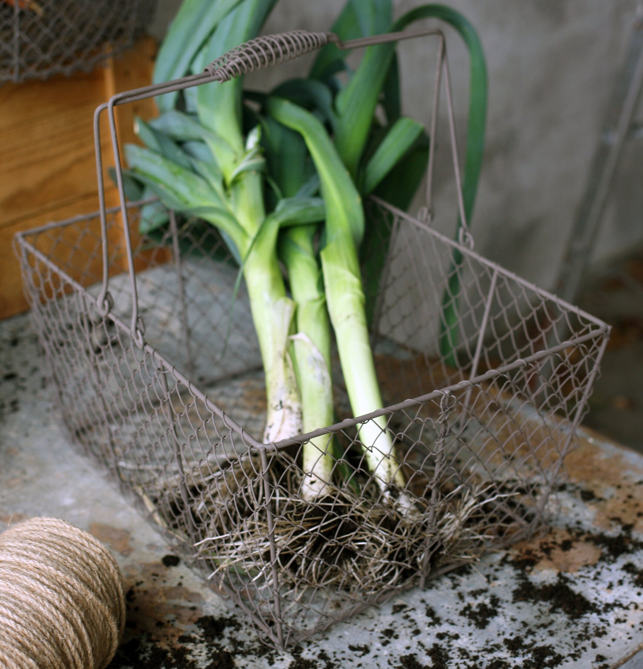 Nätkorg Med Handtag Antikbrun från Västanvinden på bord