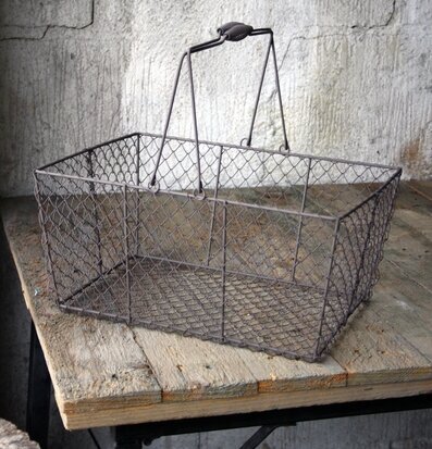 Bild av antikbrun nätkorg i rustik och vintage stil