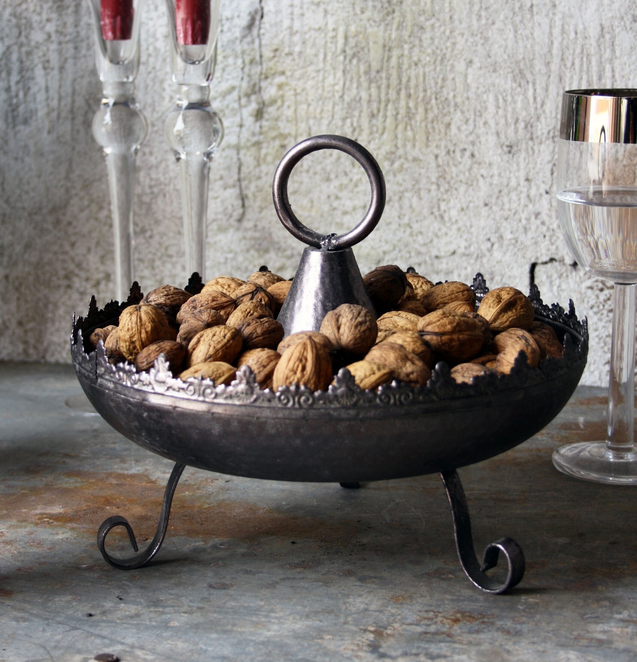 Foto av elegant antikgrått fat med nötter och detaljer