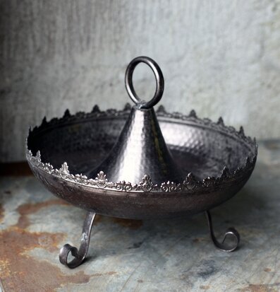 Bild av unikt fat med antik design och modern stil