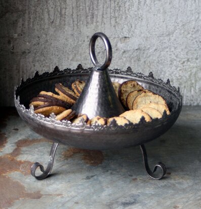 Bild av dekorativt fat med handtag i antik stil