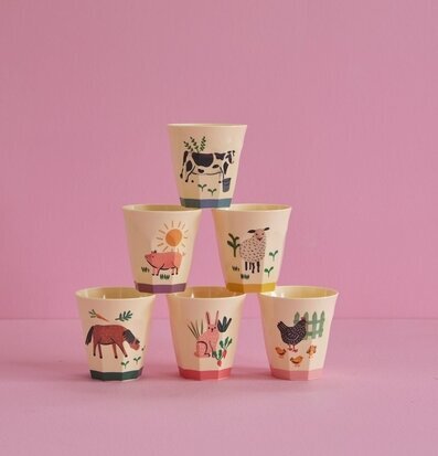 Bild av sex färgglada muggar med bondgårdsmotiv