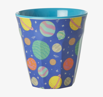 Bild av mugg med färgglatt galaxmönster och stjärnor