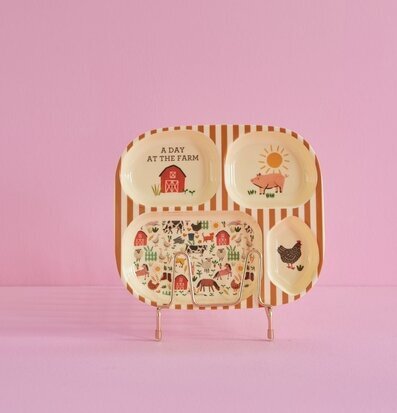Bild av färgglad barntallrik med bondgårdstema