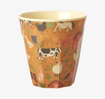 Bild av färgglad barnmugg med bondgårdsmotiv