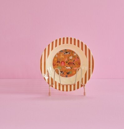 Bild av elegant djup tallrik med lantligt motiv