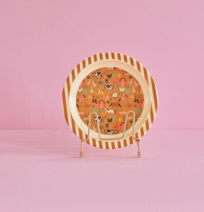 Bild av lekfull barntallrik med bondgårdsmotiv