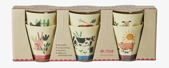 Bild av små muggar med lantliga motiv i färgglada toner