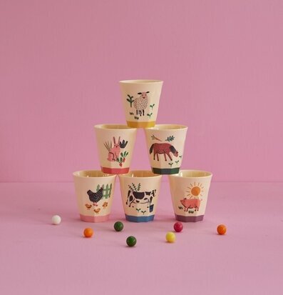 Bild av charmiga lantliga muggar med djurmotiv