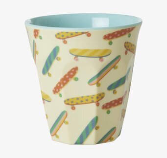 Foto av färgglad melaminmugg med skateboardmönster