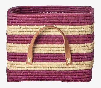 Bild av raffiakorg med randigt mönster och läderhandtag