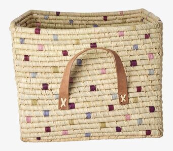 Bild av raffiakorg med färgprickar och läderhandtag