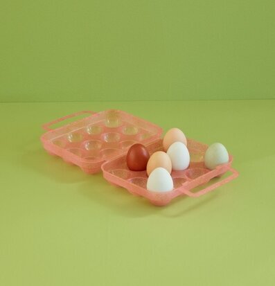 Bild av färgstark äggbox med glitter och ägg