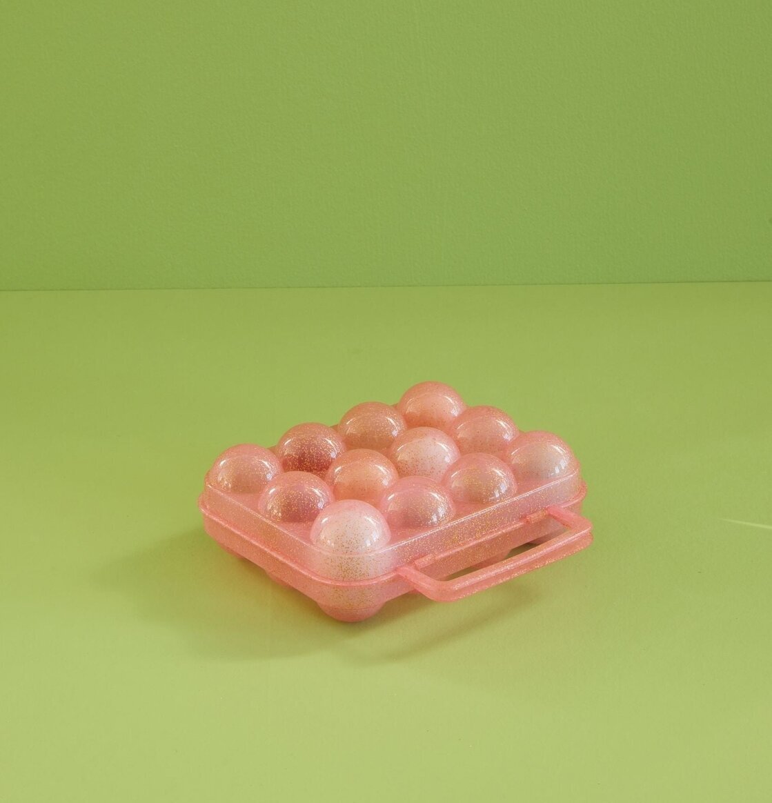 Foto av en glittrande rosa äggbox med stil och funktion