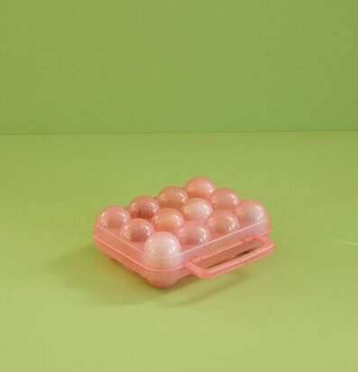 Foto av en glittrande rosa äggbox med stil och funktion