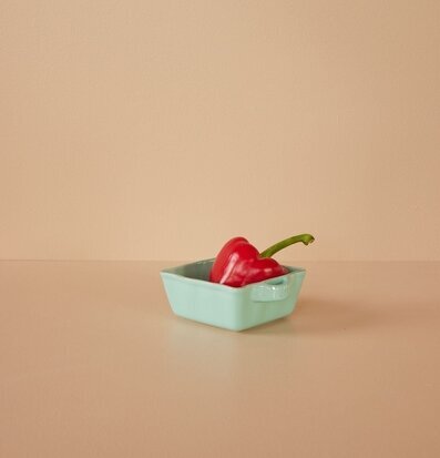 Bild av ugnsform med mintgrön färg och röd paprika