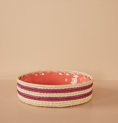 Bild av en elegant och färgglad brödkorg i aubergine