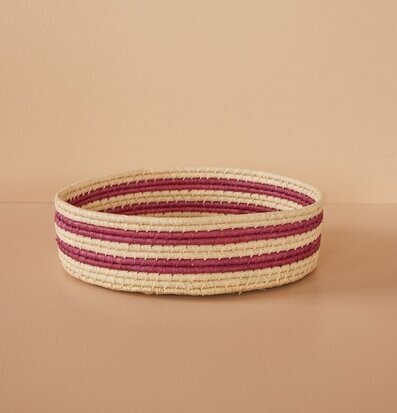 Bild av stilren och funktionell brödkorg i aubergine