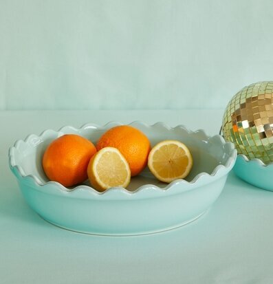 Bild av stilren pajform i mint med frukt och diskoboll