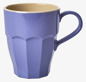 Foto av stilren mugg i lavendel och beige nyanser