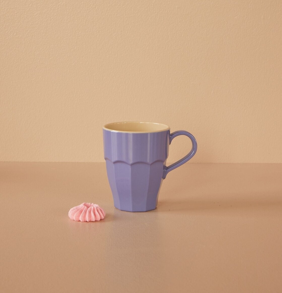 Mugg Melamin Lavendel från Rice mot beige bakgrund
