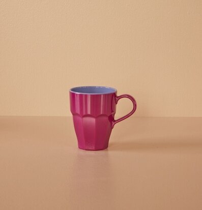 Bild av mugg i plommon och blått med geometrisk design