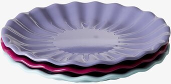 Bild av färgglada melaminassietter med vågig design