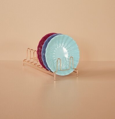 Bild av stilrena assietter i funktionell diskställning