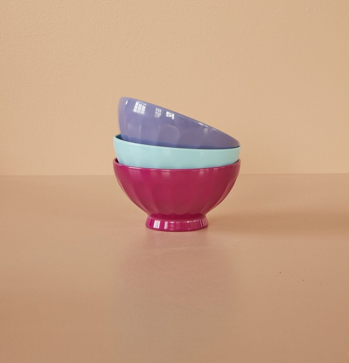 Skål Melamin Plommon från Rice i tre färger på beige yta