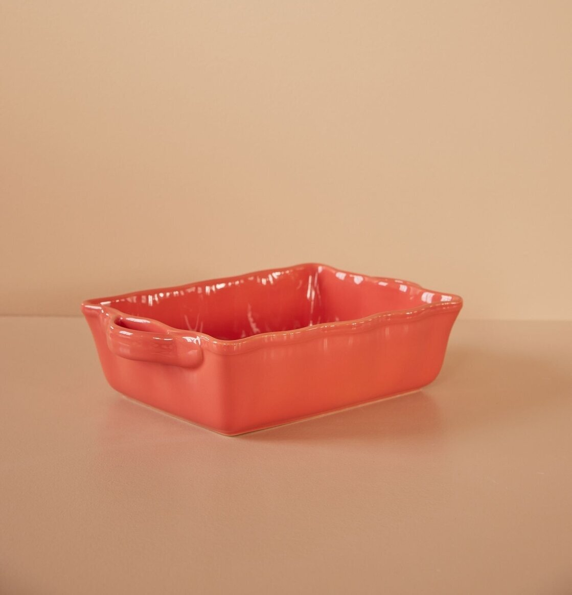 Ugnsform Large Korall från Rice på en beige bakgrund