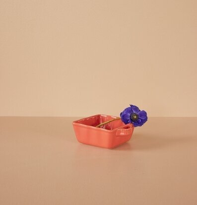 Bild av färgglad ugnsform i korall med blå blomma