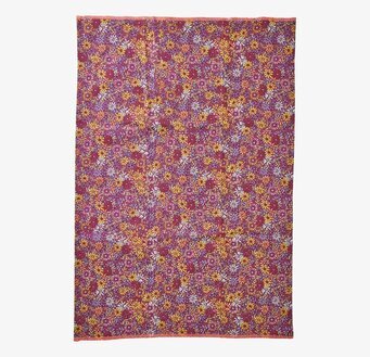 Foto av kökshandduk med blommigt mönster och röd bakgrund